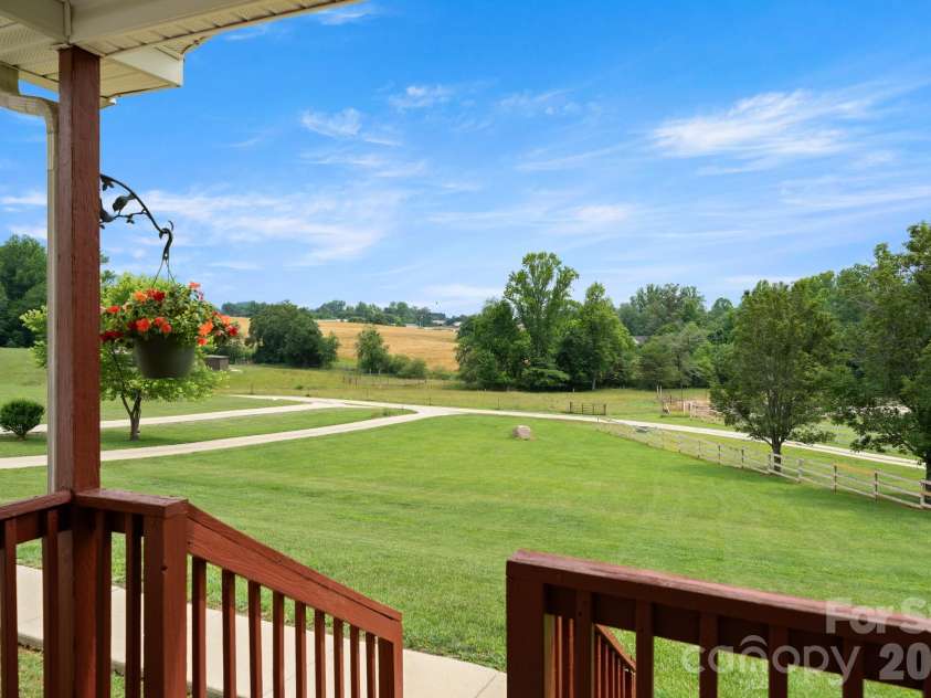 30 Countryside Drive, Hendersonville, NC 28792.  MLS# CAR4393532, YatesRealty ID 34083. 