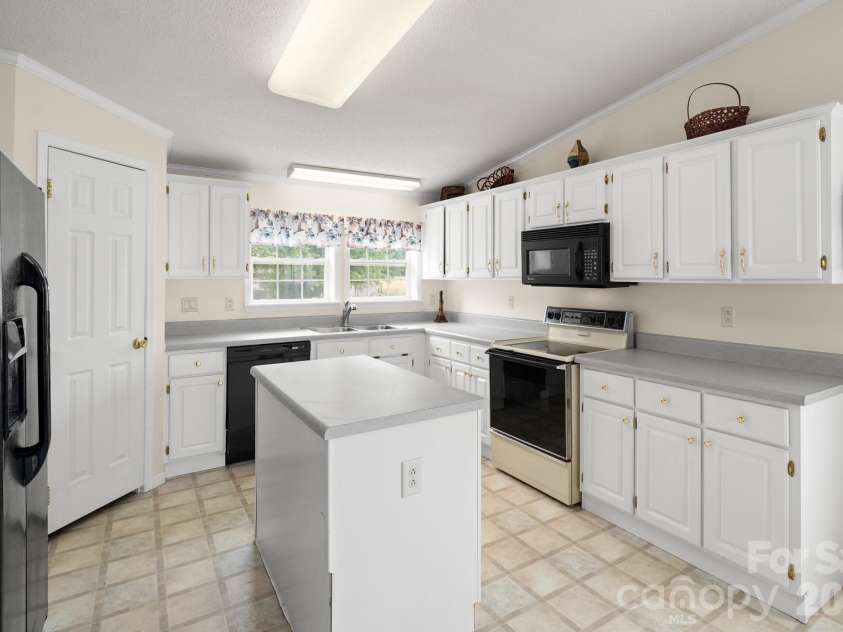 30 Countryside Drive, Hendersonville, NC 28792.  MLS# CAR4393532, YatesRealty ID 34083. 