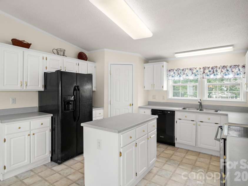 30 Countryside Drive, Hendersonville, NC 28792.  MLS# CAR4393532, YatesRealty ID 34083. 