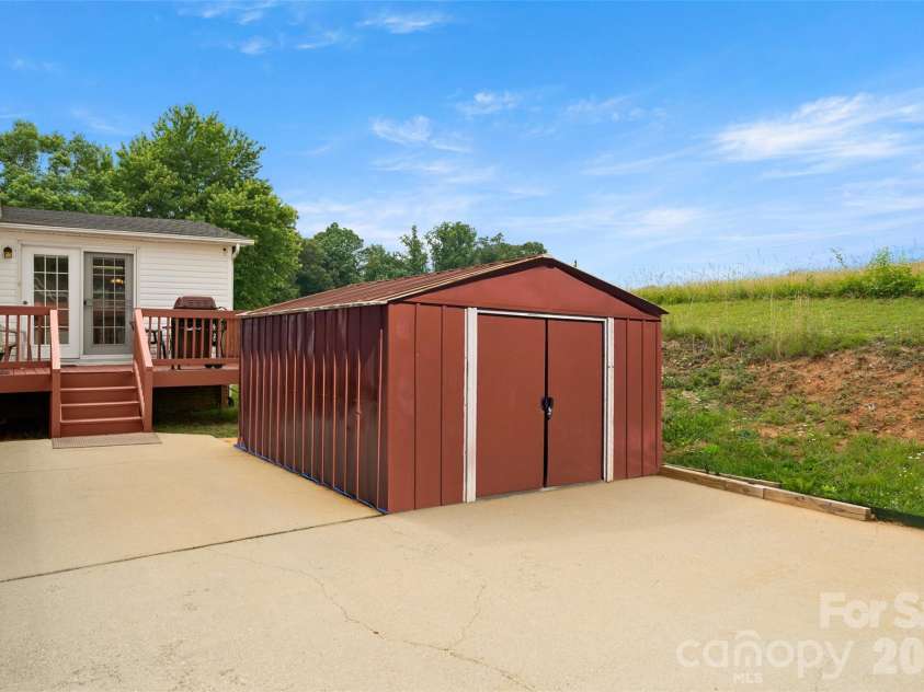 30 Countryside Drive, Hendersonville, NC 28792.  MLS# CAR4393532, YatesRealty ID 34083. 