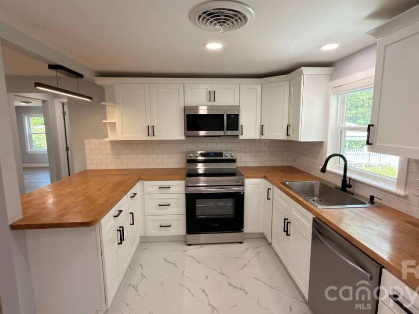 4604 Old Hickory Road, Lancaster, SC 29720.  MLS# CAR4395077, YatesRealty ID 34084. Kitchen