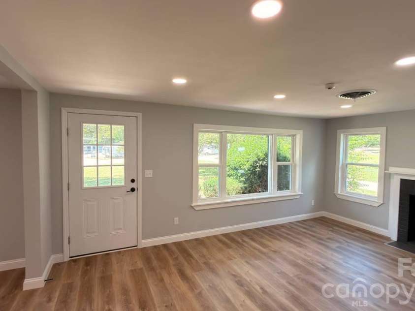 4604 Old Hickory Road, Lancaster, SC 29720.  MLS# CAR4395077, YatesRealty ID 34084. Living room