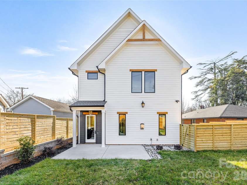 2117 Lombardy Circle, Charlotte, NC 28203.  MLS# CAR4344981, YatesRealty ID 34085. 