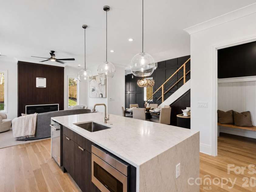 2117 Lombardy Circle, Charlotte, NC 28203.  MLS# CAR4344981, YatesRealty ID 34085. 