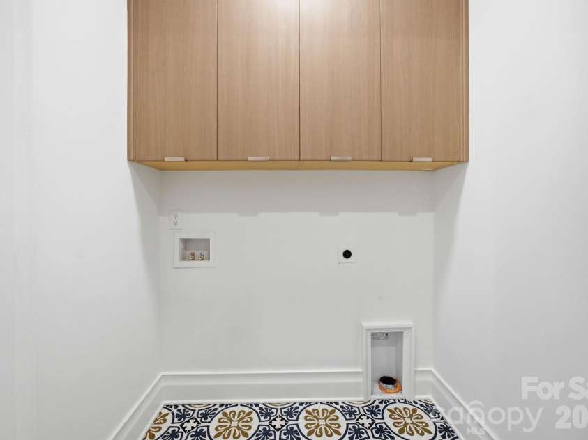 2117 Lombardy Circle, Charlotte, NC 28203.  MLS# CAR4344981, YatesRealty ID 34085. Laundry room