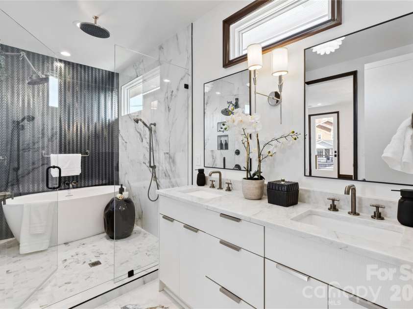 2117 Lombardy Circle, Charlotte, NC 28203.  MLS# CAR4344981, YatesRealty ID 34085. Primary Bathroom