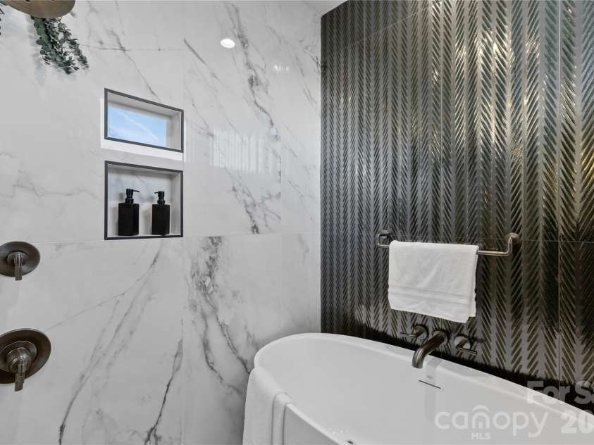 2117 Lombardy Circle, Charlotte, NC 28203.  MLS# CAR4344981, YatesRealty ID 34085. Primary Bathroom