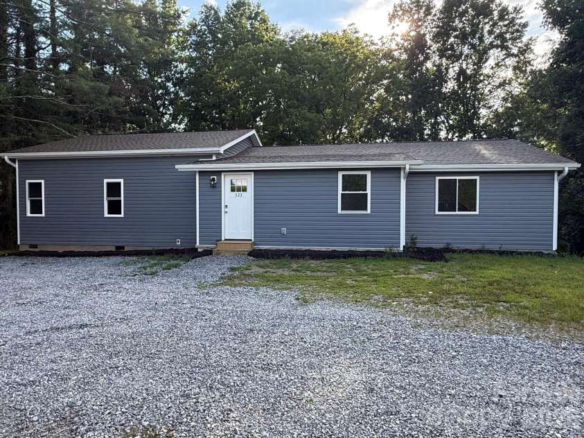 323 Stepp Avenue, Hendersonville, NC 28739.  MLS# CAR4393147, YatesRealty ID 34086. 