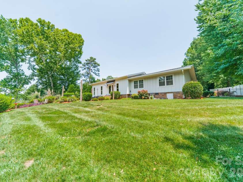 19533 Bustle Road, Cornelius, NC 28031.  MLS# CAR4376698, YatesRealty ID 34088. 
