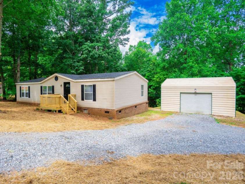4277 Apex Drive, Maiden, NC 28650.  MLS# CAR4397194, YatesRealty ID 34089. 