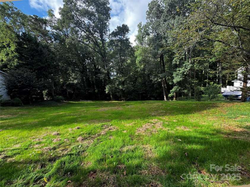 137a Meadowbrook Lane, Davidson, NC 28036.  MLS# CAR4295383, YatesRealty ID 34093. 