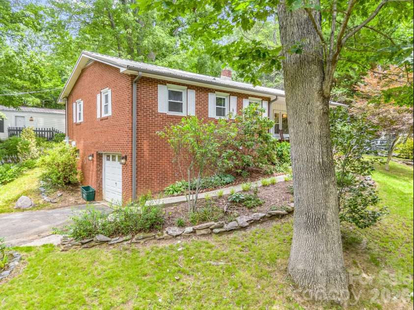 14 Penelope Street, Black Mountain, NC 28711.  MLS# CAR4394587, YatesRealty ID 34094. 