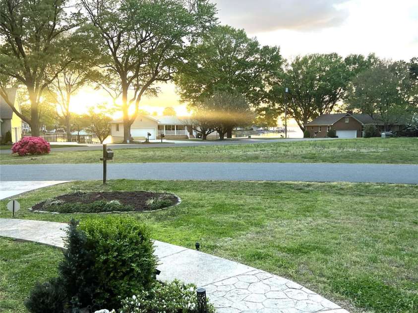 21510 Norman Shores Drive, Cornelius, NC 28031.  MLS# CAR4398219, YatesRealty ID 34095. 