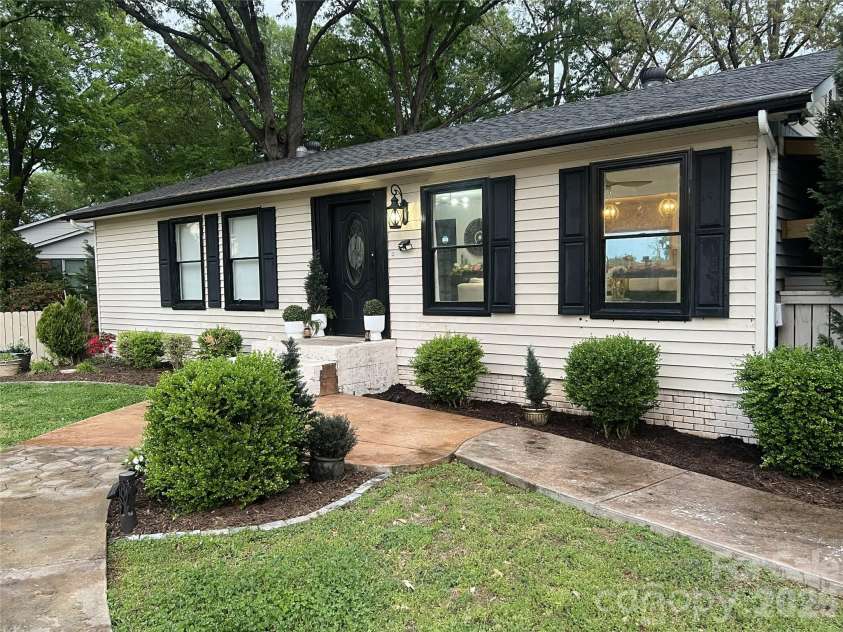 21510 Norman Shores Drive, Cornelius, NC 28031.  MLS# CAR4398219, YatesRealty ID 34095. 