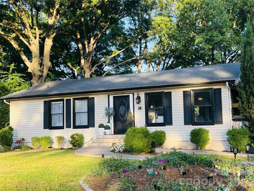 21510 Norman Shores Drive, Cornelius, NC 28031.  MLS# CAR4398219, YatesRealty ID 34095. 
