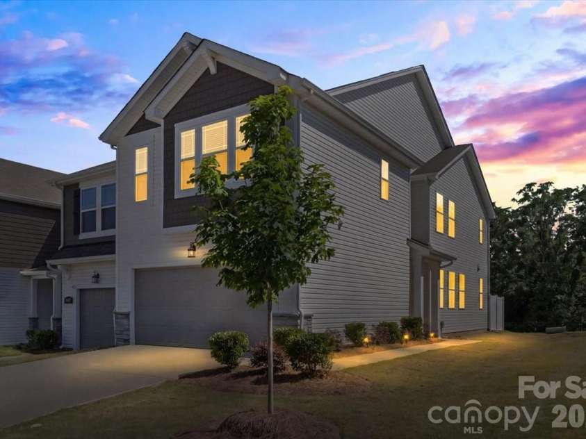 4529 Iron Oak Lane, Charlotte, NC 28269.  MLS# CAR4384034, YatesRealty ID 34105. 