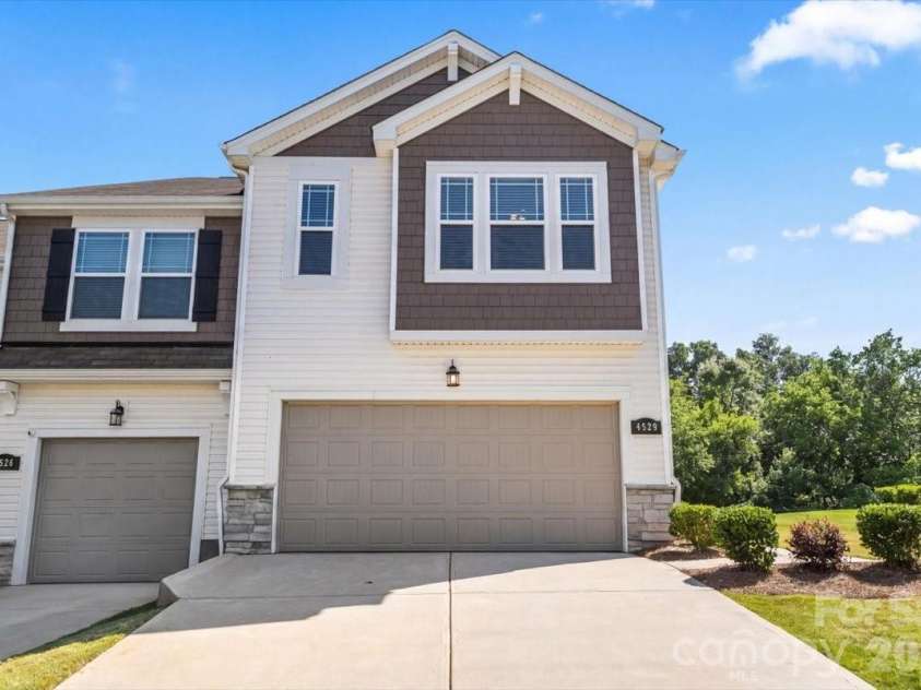 4529 Iron Oak Lane, Charlotte, NC 28269.  MLS# CAR4384034, YatesRealty ID 34105. 