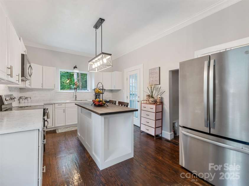 145 Shackford Street, Waynesville, NC 28786.  MLS# CAR4295587, YatesRealty ID 34106. 