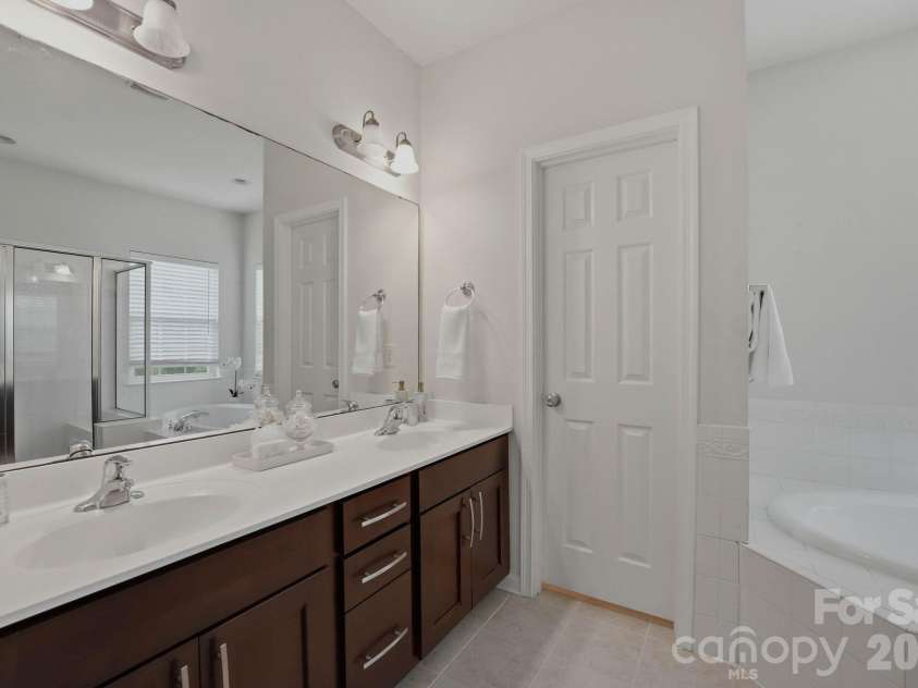 6226 Rockefeller Lane, Charlotte, NC 28210.  MLS# CAR4361301, YatesRealty ID 34108. 