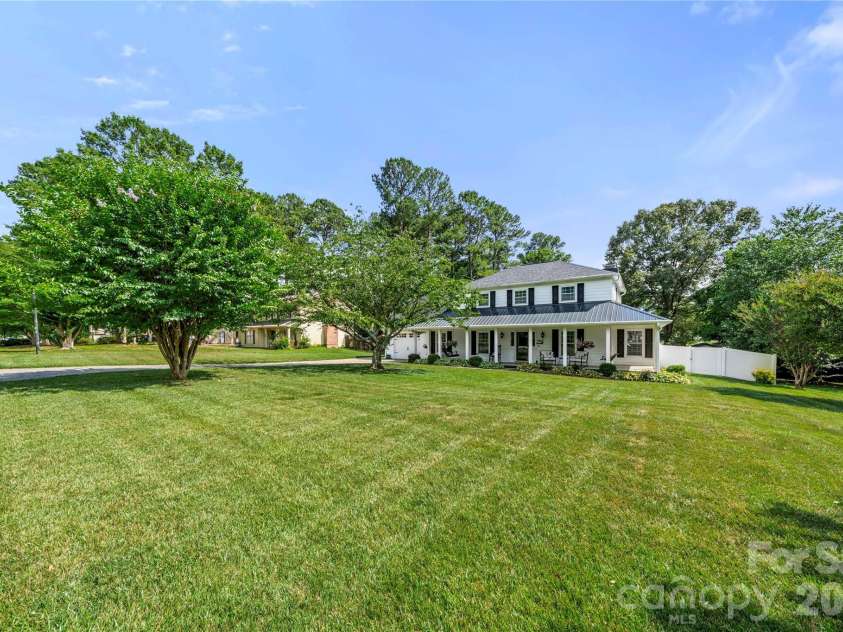 1401 Rivermont Drive, Gastonia, NC 28054.  MLS# CAR4393085, YatesRealty ID 34112. 
