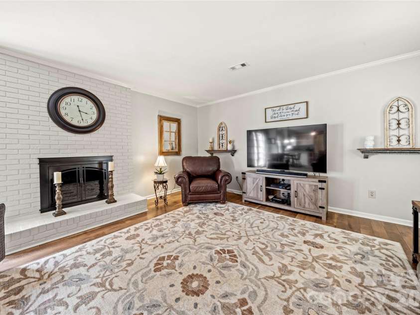 1401 Rivermont Drive, Gastonia, NC 28054.  MLS# CAR4393085, YatesRealty ID 34112. 