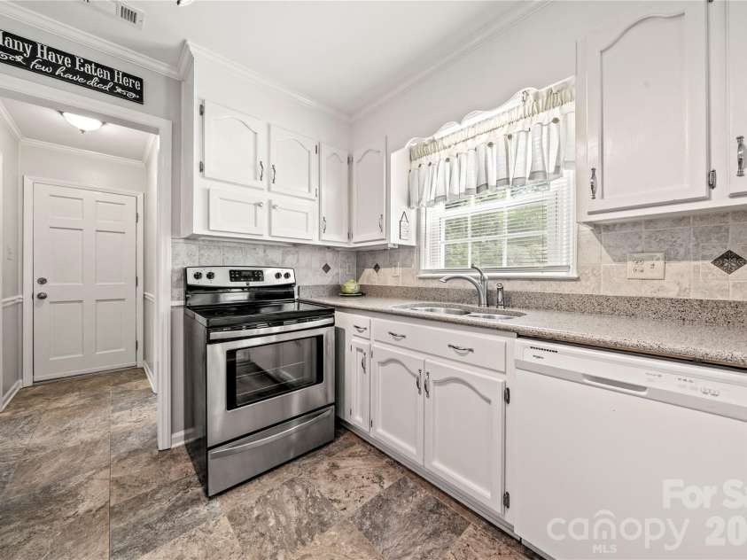 1401 Rivermont Drive, Gastonia, NC 28054.  MLS# CAR4393085, YatesRealty ID 34112. 