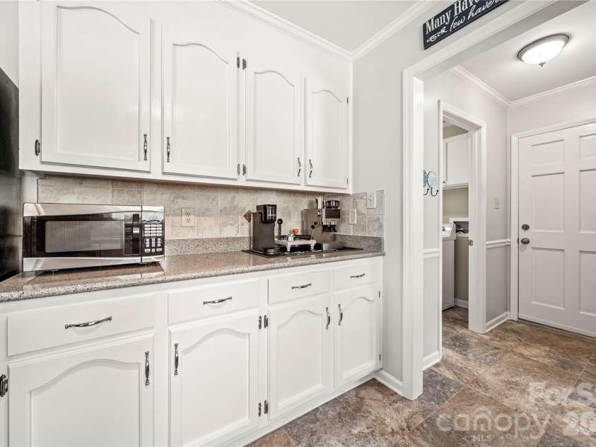 1401 Rivermont Drive, Gastonia, NC 28054.  MLS# CAR4393085, YatesRealty ID 34112. 