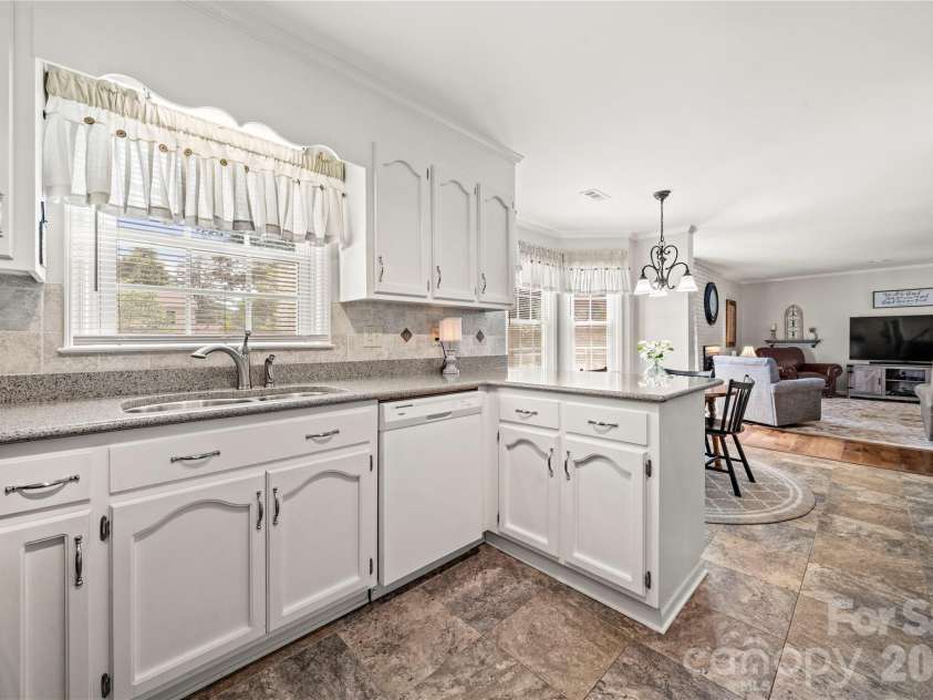 1401 Rivermont Drive, Gastonia, NC 28054.  MLS# CAR4393085, YatesRealty ID 34112. 