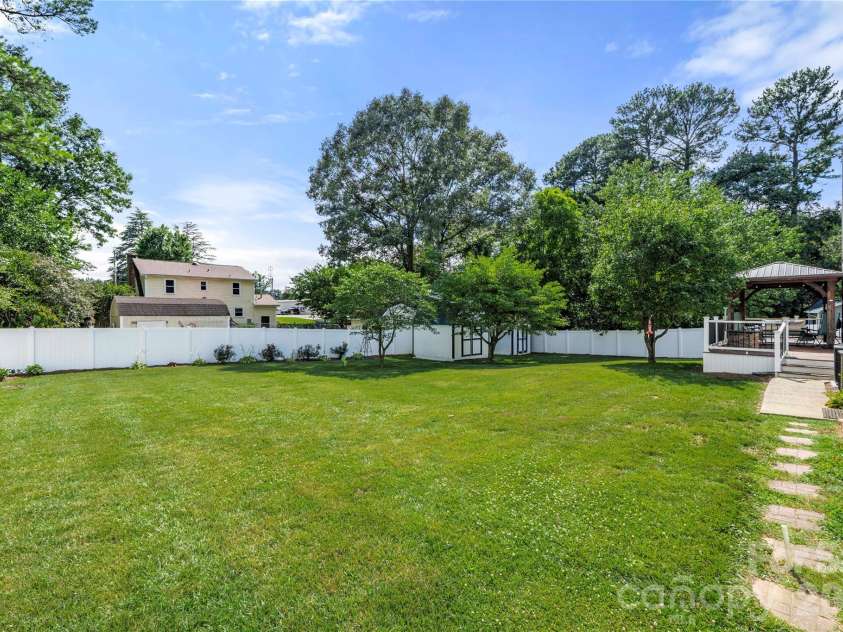 1401 Rivermont Drive, Gastonia, NC 28054.  MLS# CAR4393085, YatesRealty ID 34112. 