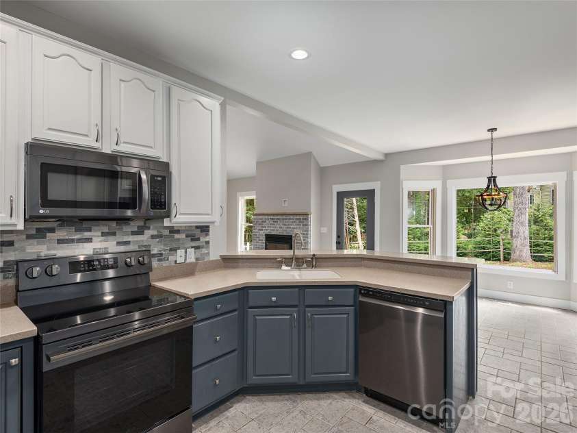 104 Arrowood Lane, Hendersonville, NC 28791.  MLS# CAR4398141, YatesRealty ID 34113. 