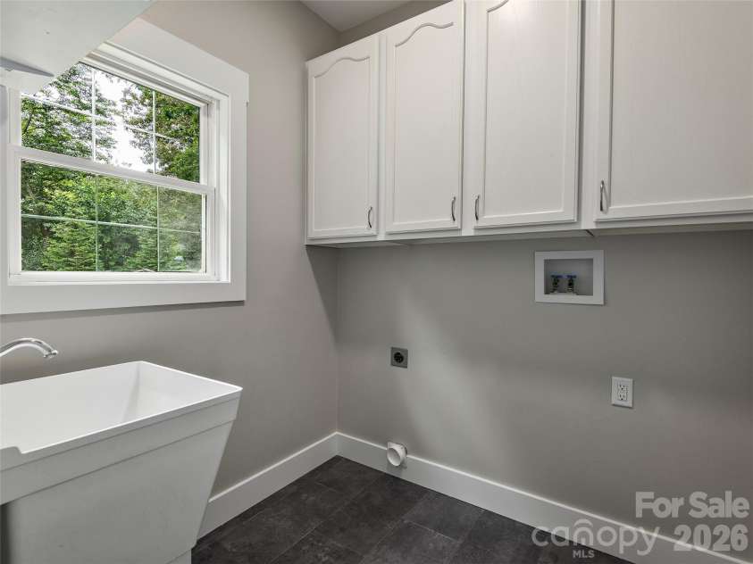 104 Arrowood Lane, Hendersonville, NC 28791.  MLS# CAR4398141, YatesRealty ID 34113. 