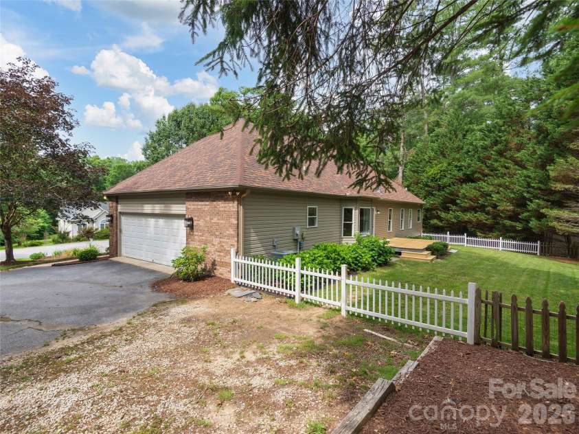 104 Arrowood Lane, Hendersonville, NC 28791.  MLS# CAR4398141, YatesRealty ID 34113. 