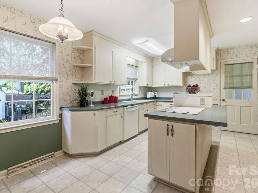 3900 Riverbend Road, Charlotte, NC 28210.  MLS# CAR4396469, YatesRealty ID 34119. 