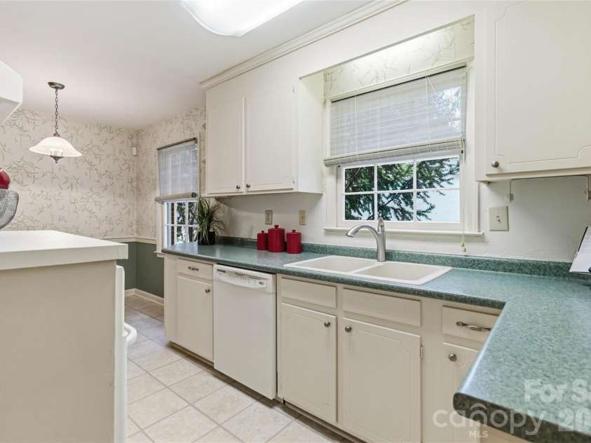 3900 Riverbend Road, Charlotte, NC 28210.  MLS# CAR4396469, YatesRealty ID 34119. 