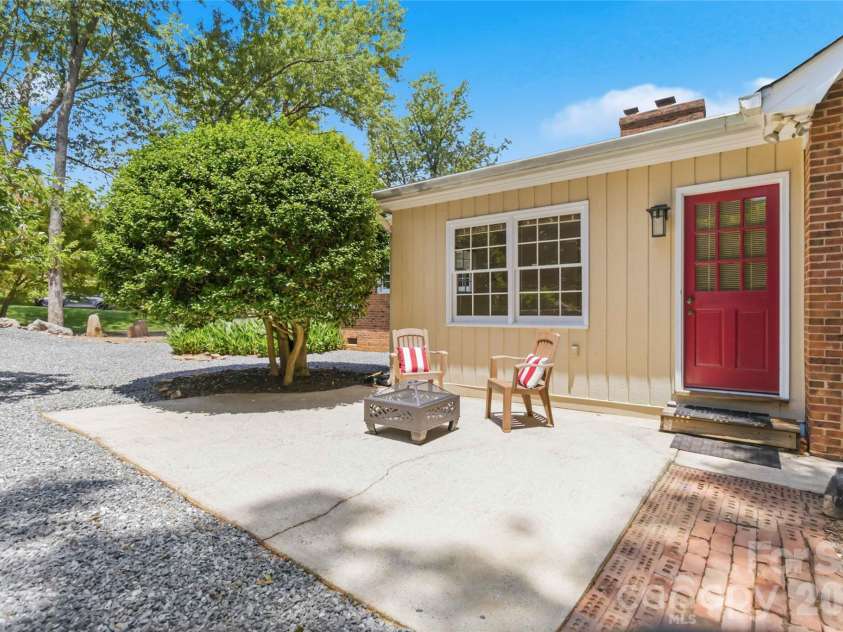 3900 Riverbend Road, Charlotte, NC 28210.  MLS# CAR4396469, YatesRealty ID 34119. 