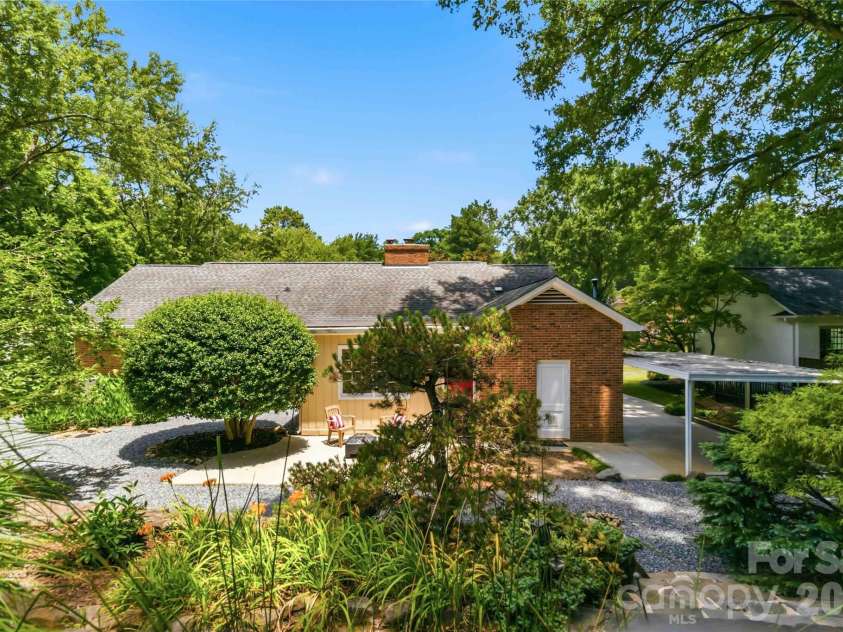 3900 Riverbend Road, Charlotte, NC 28210.  MLS# CAR4396469, YatesRealty ID 34119. 