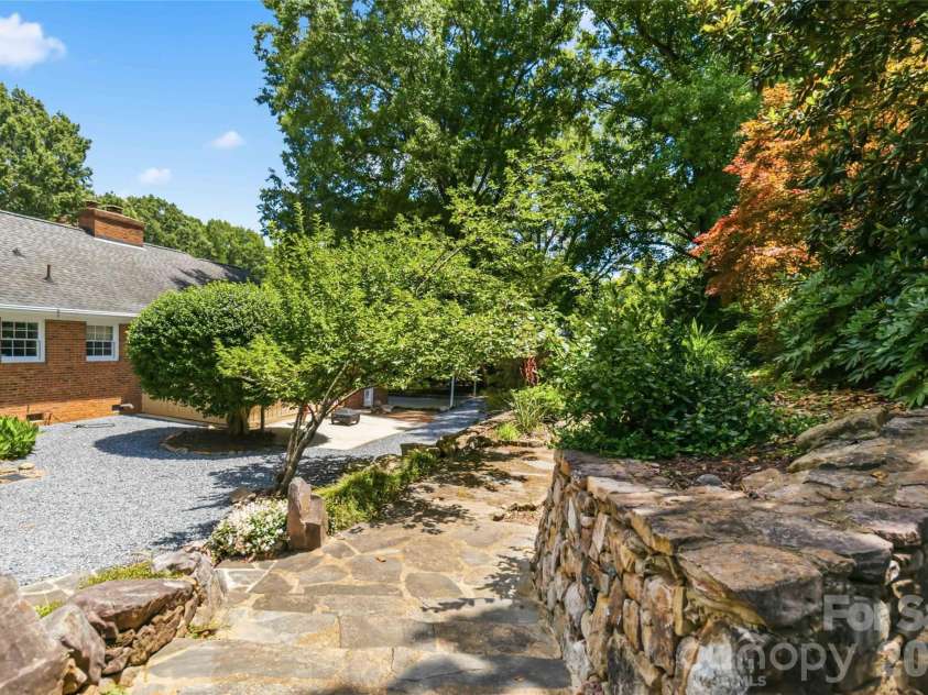 3900 Riverbend Road, Charlotte, NC 28210.  MLS# CAR4396469, YatesRealty ID 34119. 