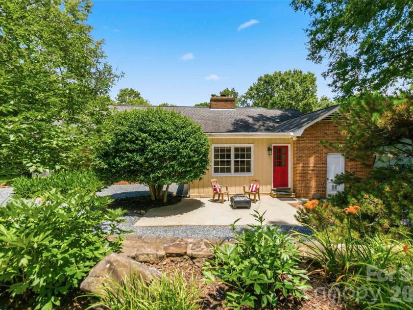 3900 Riverbend Road, Charlotte, NC 28210.  MLS# CAR4396469, YatesRealty ID 34119. 