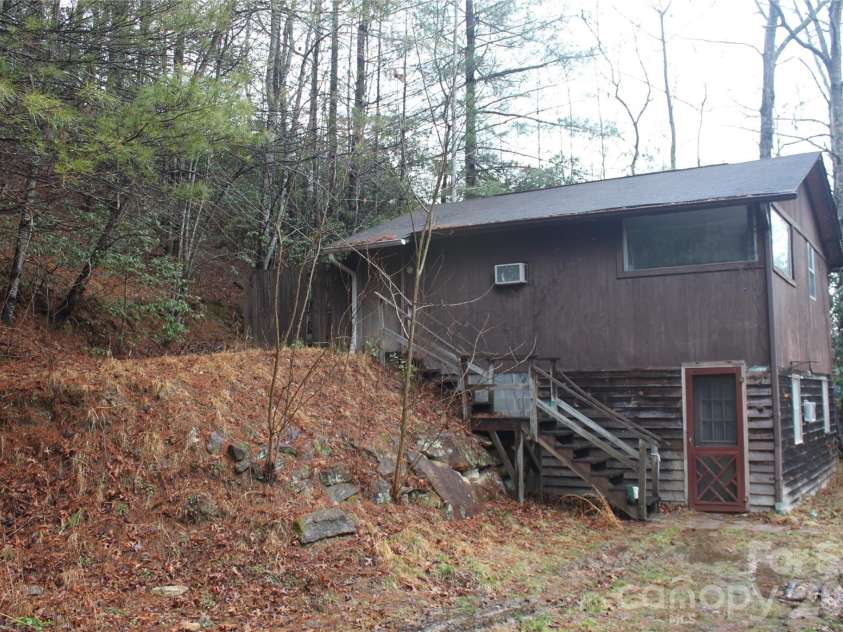 14 Irvin Road, Pisgah Forest, NC 28768.  MLS# CAR4349662, YatesRealty ID 3412. Studio space.