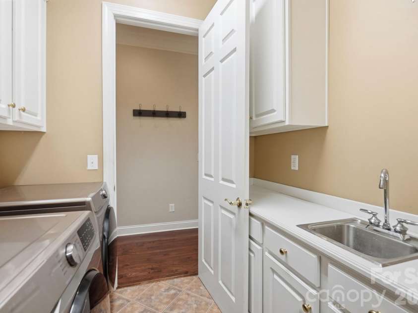 3529 Mountain Cove Drive, Charlotte, NC 28216.  MLS# CAR4394140, YatesRealty ID 34120. 