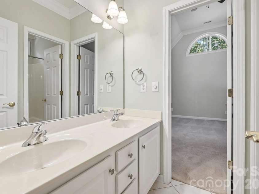 3529 Mountain Cove Drive, Charlotte, NC 28216.  MLS# CAR4394140, YatesRealty ID 34120. 