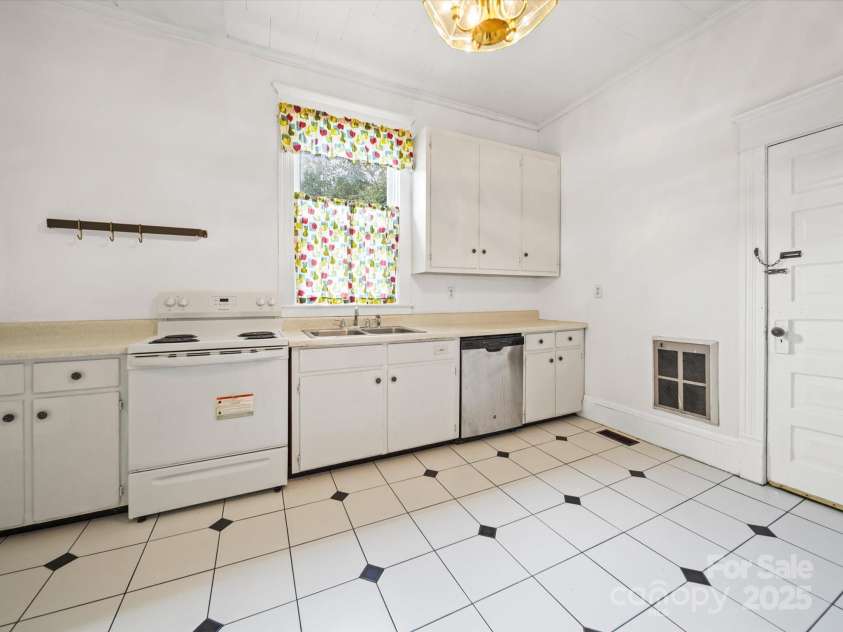 321 Main Street, Morven, NC 28119.  MLS# CAR4287589, YatesRealty ID 34122. 