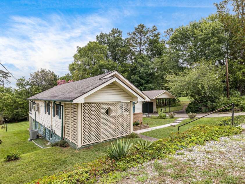 141 Macedonia Road, Asheville, NC 28804.  MLS# CAR4291838, YatesRealty ID 34126. 