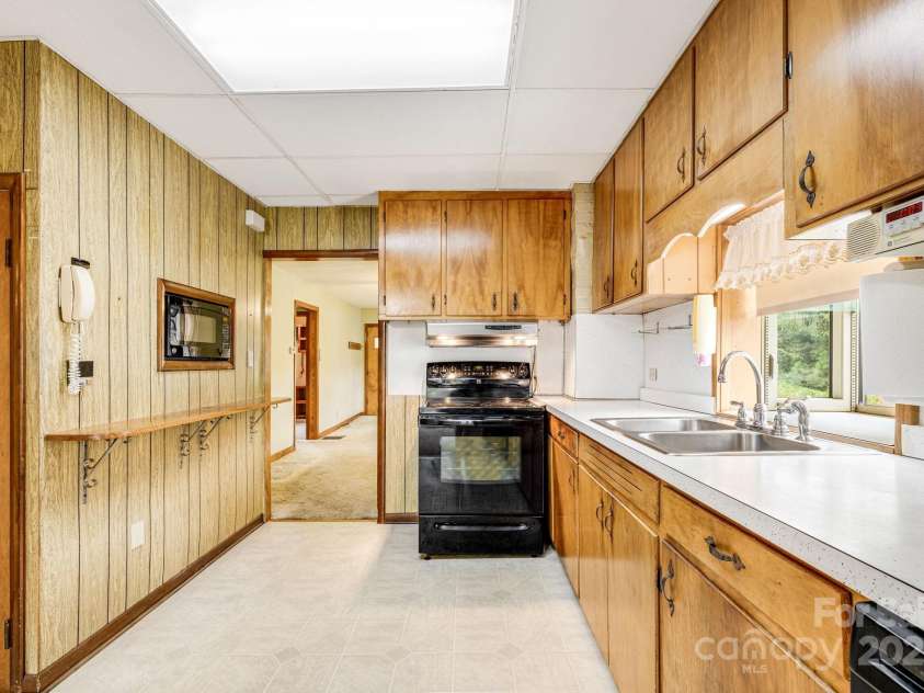 141 Macedonia Road, Asheville, NC 28804.  MLS# CAR4291838, YatesRealty ID 34126. 