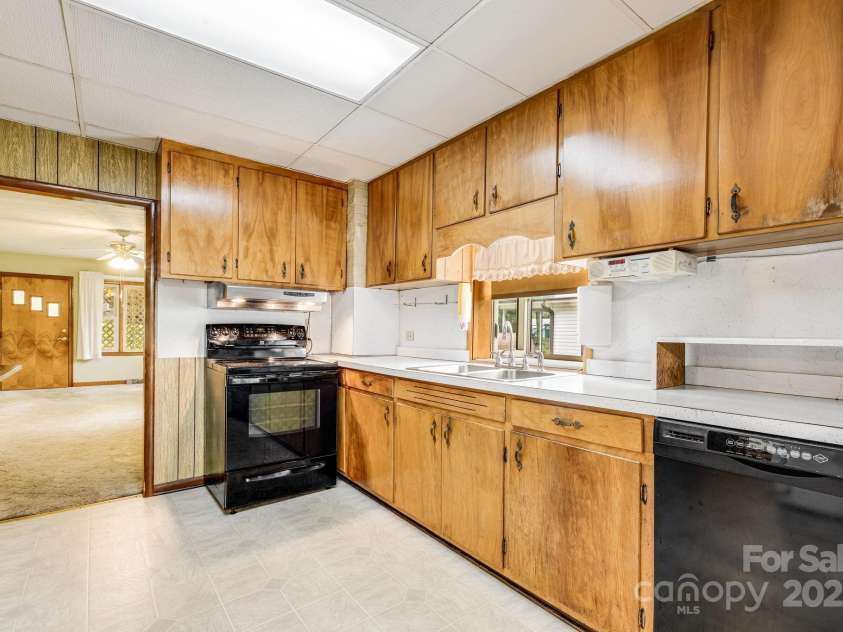 141 Macedonia Road, Asheville, NC 28804.  MLS# CAR4291838, YatesRealty ID 34126. 