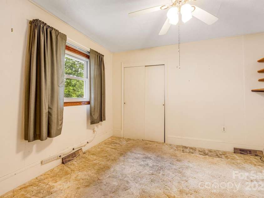 141 Macedonia Road, Asheville, NC 28804.  MLS# CAR4291838, YatesRealty ID 34126. 