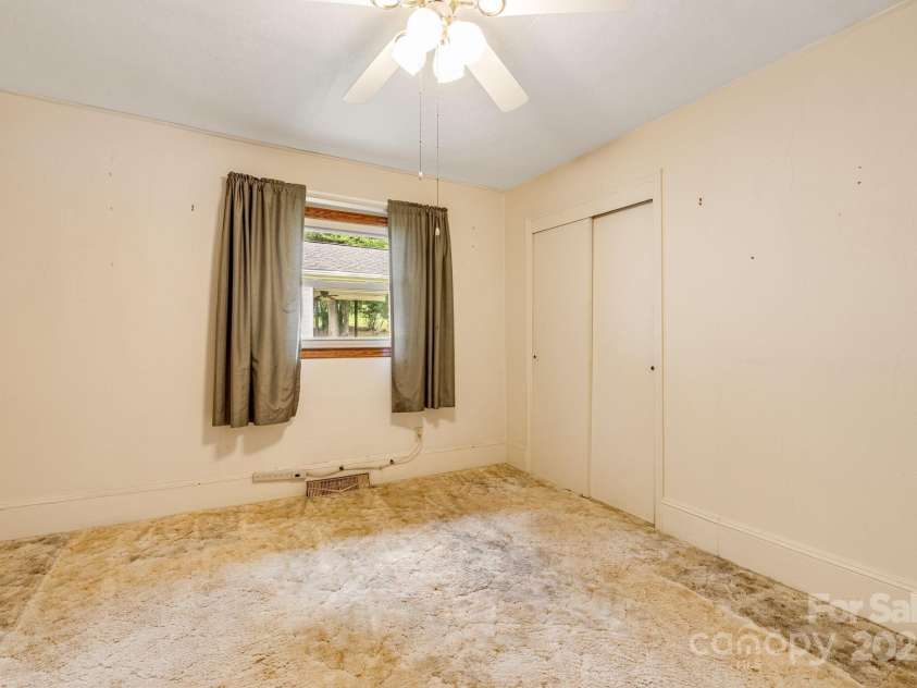 141 Macedonia Road, Asheville, NC 28804.  MLS# CAR4291838, YatesRealty ID 34126. 