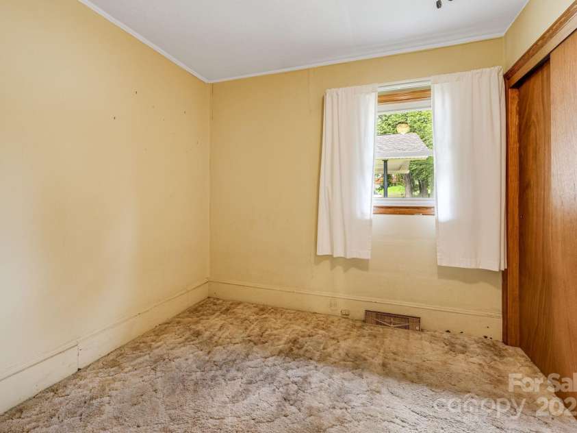 141 Macedonia Road, Asheville, NC 28804.  MLS# CAR4291838, YatesRealty ID 34126. 
