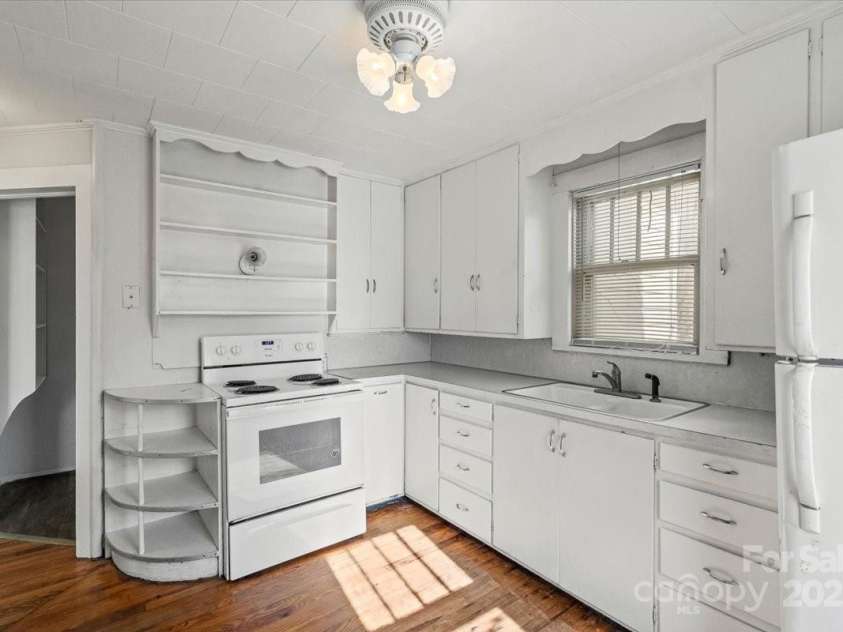 412 Wilson Street, Lenoir, NC 28645.  MLS# CAR4330360, YatesRealty ID 3413. 