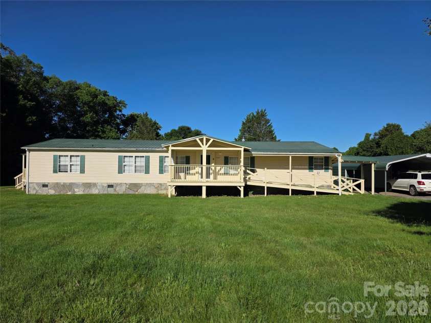 1395 Cape Hickory Road, Hickory, NC 28601.  MLS# CAR4394220, YatesRealty ID 34131. 